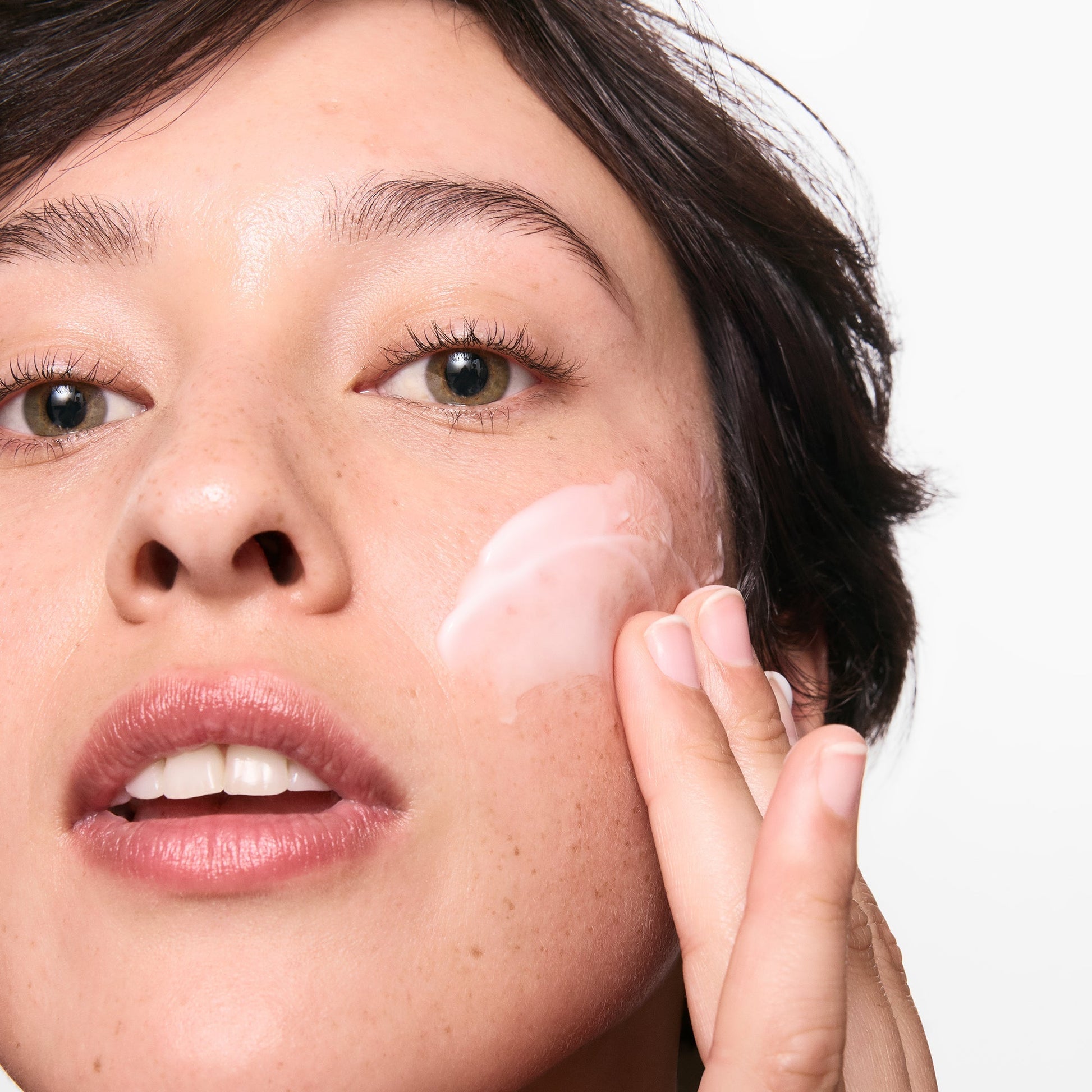 hydrating-cleanser-and-oil-free-moisturizer-duo-u1 01_LYDIA_12_APPLICATION_OMEGA_SUPERSIZE_036_1_8483aad9-c9a3-46f0-b735-539c739306ac.jpg