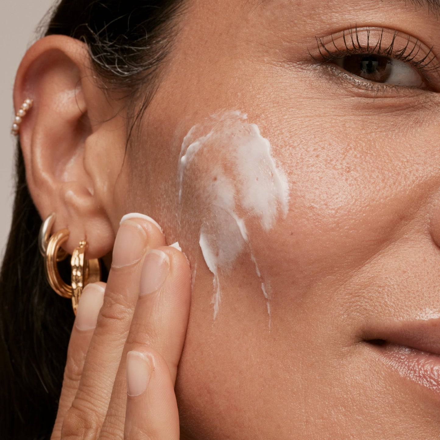 simple-skincare-cleanser-and-ceramide-moisturizer-duo-p7 INKEY_DTC_Bio-ActiveCeramide_Ppage_Model_02_dd0fc443-e441-4e82-ac65-ebe93c1b6365_1.jpg